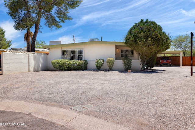 201 N Cloverland Ave, Tucson, AZ 85711 - view of front of property featuring a carport