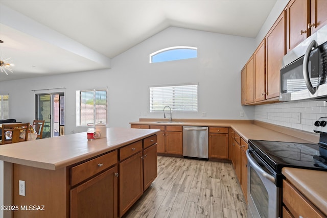 139 W Cheevers St, Vail, AZ 85641 - kitchen featuring stainless steel appliances, a sink, light wood-style flooring, lofted ceiling, and light countertops