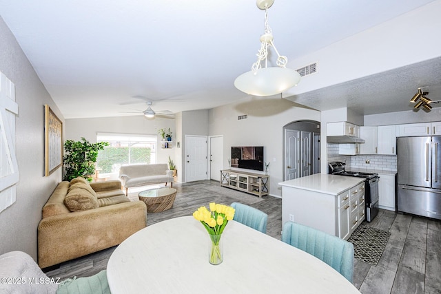 2943 N Gold Creek Pl, Tucson, AZ 85745 - living area featuring wood finished floors, ceiling fan, and arched walkways