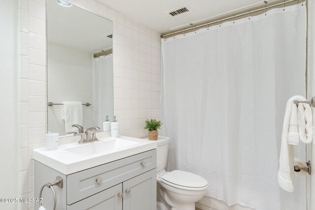 1600 N Wilmot Rd Unit 155, Tucson, AZ 85712 - full bathroom featuring tile walls, toilet, vanity, and a shower with curtain