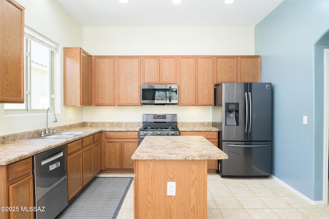 2511 N Avenida Tabica, Green Valley, AZ 85614 - kitchen with stainless steel appliances, a sink, a kitchen island, light countertops, and recessed lighting