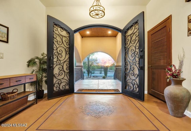 9710 N Cliff View Pl, Oro Valley, AZ 85704 - entryway featuring arched walkways, recessed lighting, baseboards, and concrete floors