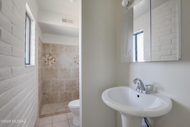 9552 E Irene St, Tucson, AZ 85730 - bathroom with healthy amount of natural light, a tile shower, toilet, and a sink