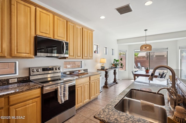 9225 S Summer Breeze Ln, Tucson, AZ 85756 - kitchen with stainless steel appliances, a sink, recessed lighting, decorative light fixtures, and dark stone counters