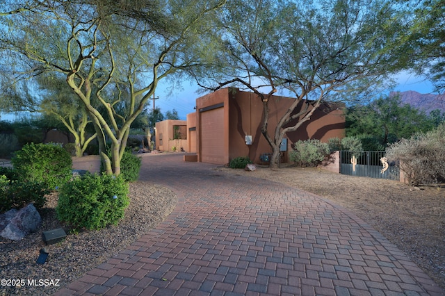 10550 N Lambert Pl, Tucson, AZ 85737 - view of front of home with stucco siding and driveway