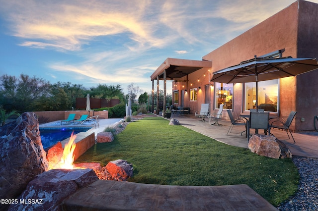 10550 N Lambert Pl, Tucson, AZ 85737 - yard at dusk with a patio