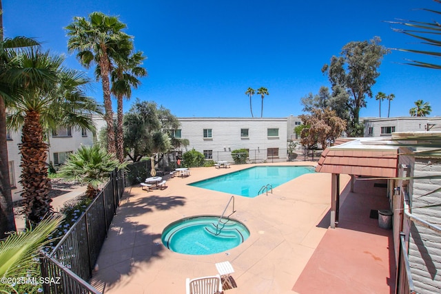 8450 E Old Spanish Trl Unit 157, Tucson, AZ 85710 - community pool with a community hot tub and a patio