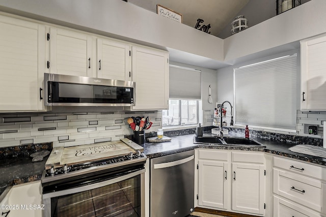 9650 N Gyor Pl, Tucson, AZ 85742 - kitchen with stainless steel appliances, a sink, decorative backsplash, dark countertops, and lofted ceiling