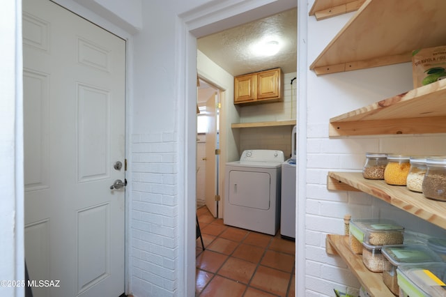 2931 N Mitch Dr, Tucson, AZ 85719 - laundry area with washing machine and clothes dryer and light tile patterned floors