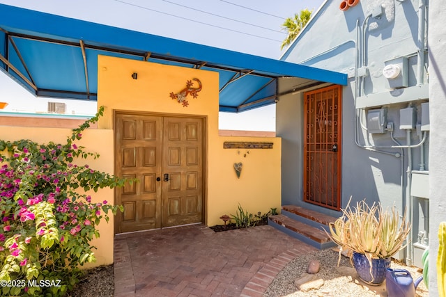 1912 E Water St, Tucson, AZ 85719 - entrance to property with stucco siding and a garage