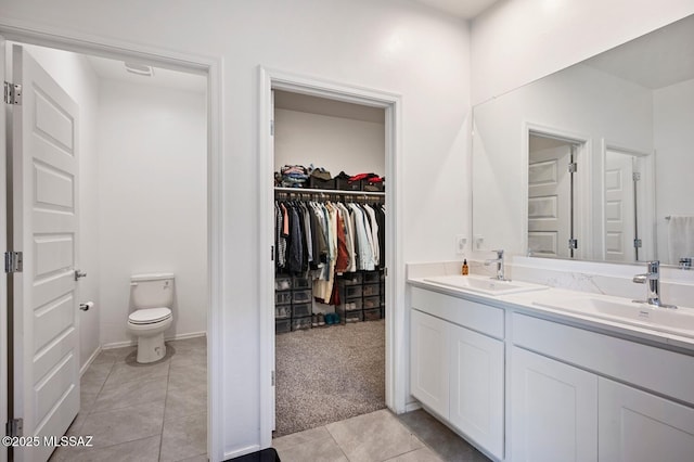 3579 N Kellen Canyon Ct, Tucson, AZ 85745 - full bath featuring double vanity, tile patterned floors, toilet, a walk in closet, and baseboards
