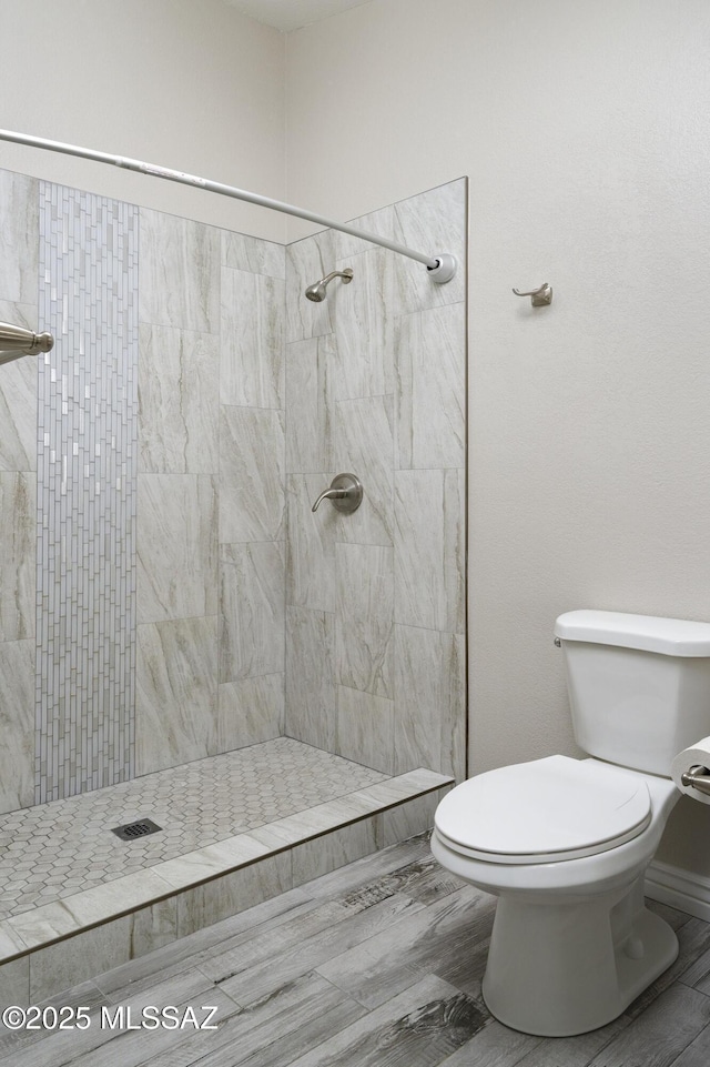 1542 N Amberbrooke Ave, Tucson, AZ 85745 - bathroom featuring toilet, a tile shower, and wood finished floors