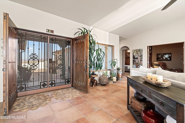 4 Mustang Trl, Sonoita, AZ 85637 - foyer entrance with arched walkways