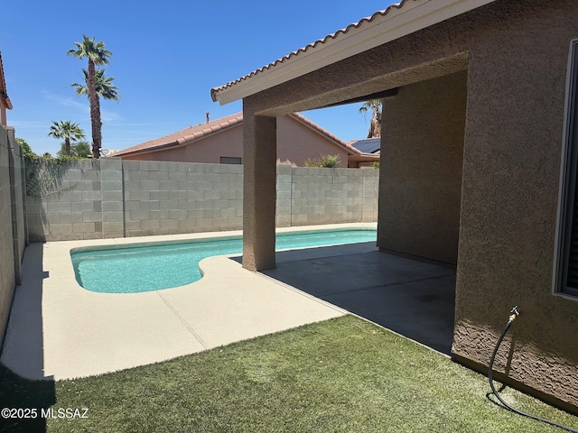 6960 W Harcuvar Dr, Tucson, AZ 85743 - view of swimming pool with a patio area