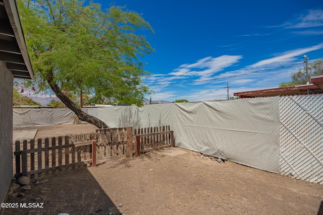 7909 E Beverly St, Tucson, AZ 85710 - view of yard