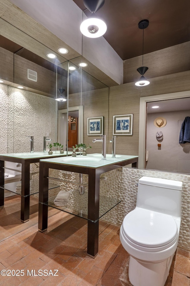 388 S Convent Ave, Tucson, AZ 85701 - bathroom with toilet and recessed lighting