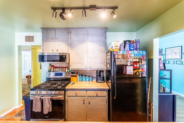 453 W Union St, Benson, AZ 85602 - kitchen featuring stainless steel appliances, backsplash, light countertops, and rail lighting
