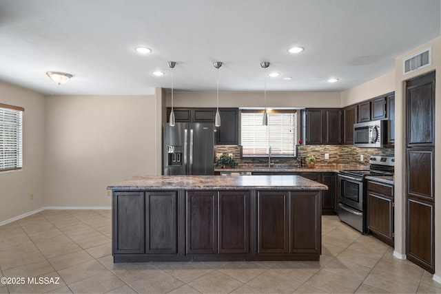 941 W Fox Ridge Ln, Oro Valley, AZ 85737 - kitchen featuring stainless steel appliances, a sink, plenty of natural light, a center island, and recessed lighting