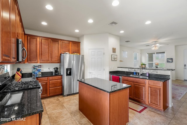 11370 E Creosote Range Dr, Tucson, AZ 85747 - kitchen with stainless steel appliances, a peninsula, a sink, a kitchen island, and a ceiling fan