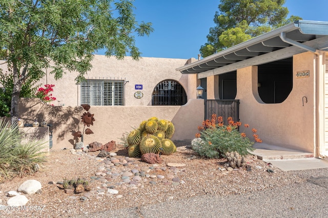 4736 N Calle Lampara, Tucson, AZ 85718 - view of front facade featuring a fenced front yard and stucco siding