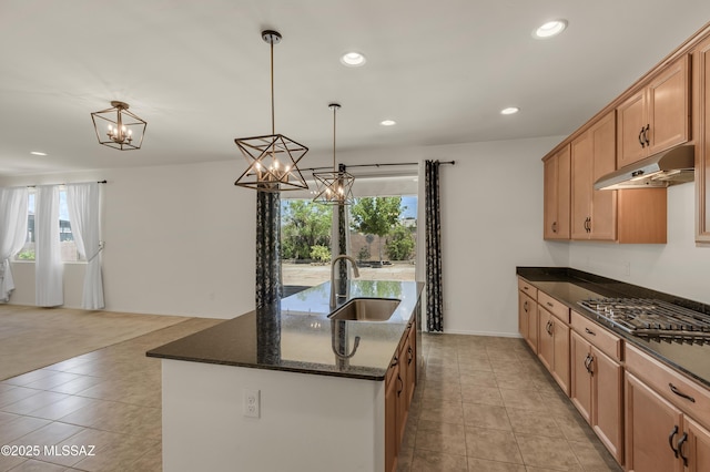 9569 N Sage Vista Ct, Tucson, AZ 85742 - kitchen featuring a sink, under cabinet range hood, a chandelier, light tile patterned floors, and recessed lighting