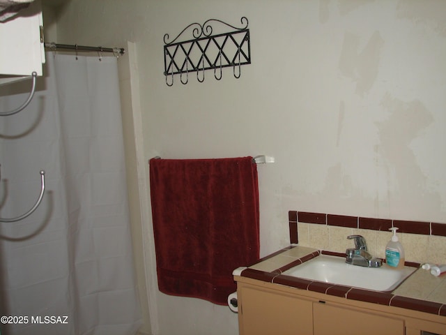 277 N Bowie Ave, Willcox, AZ 85643 - full bath with a shower with curtain and vanity