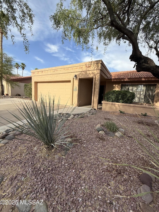 5640 N Placita Favorita, Tucson, AZ 85750 - view of front of house featuring a garage and stucco siding