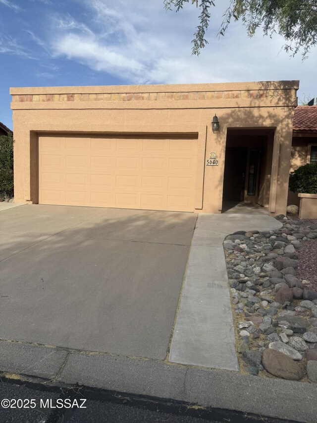 5640 N Placita Favorita, Tucson, AZ 85750 - view of front facade with stucco siding, concrete driveway, and an attached garage