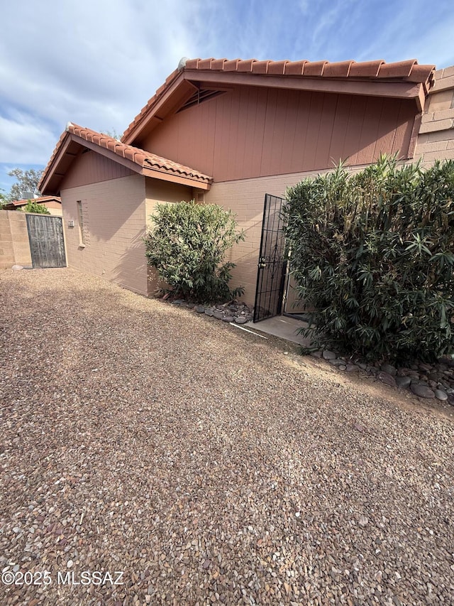 5640 N Placita Favorita, Tucson, AZ 85750 - view of side of property with a gate and a tiled roof