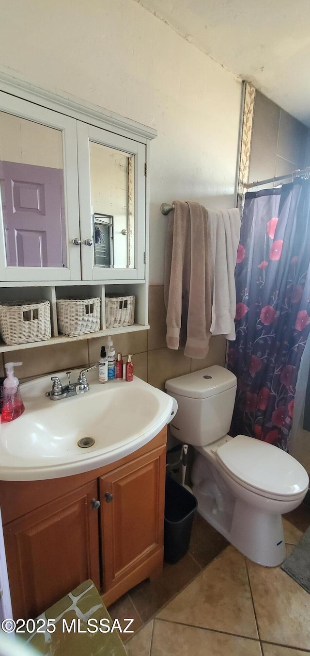 626 W Santa Paula St, Tucson, AZ 85706 - full bath featuring toilet, vanity, curtained shower, and tile patterned floors