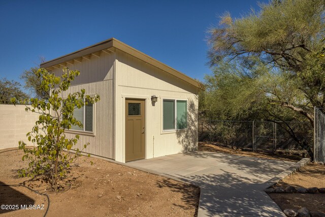 8628 N Placita Del Cardo, Tucson, AZ 85704 - view of outbuilding featuring a gate