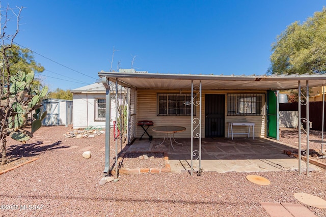 1026 E Mitchell St, Tucson, AZ 85719 - view of front facade with a patio area