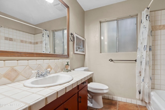 365 E Parkside St, Oracle, AZ 85623 - full bath with vanity, toilet, tile patterned floors, shower / bath combo with shower curtain, and backsplash