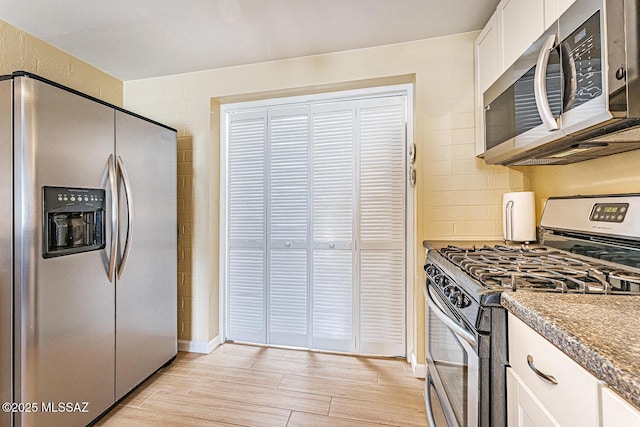 303 S Paseo Cerro Unit A, Green Valley, AZ 85614 - kitchen with appliances with stainless steel finishes, light wood-style floors, and white cabinets