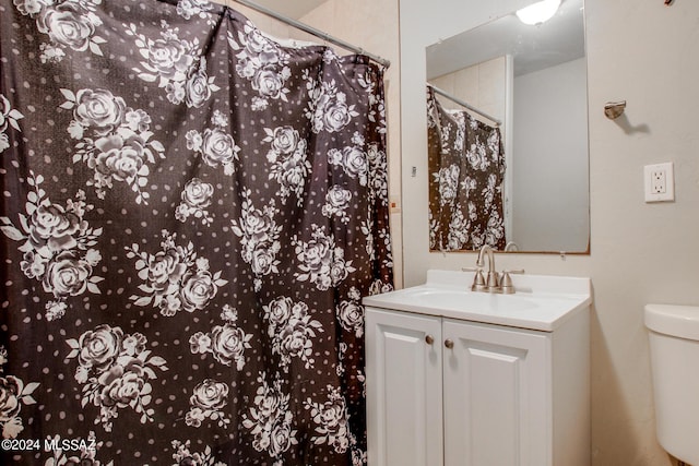3758 E Ellington Pl, Tucson, AZ 85713 - full bathroom with vanity, toilet, and curtained shower