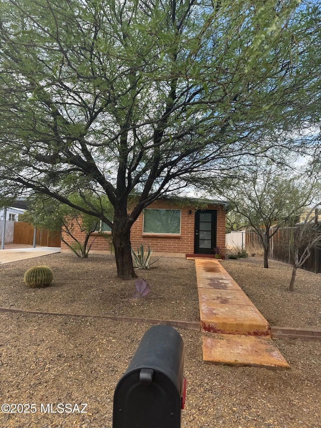516 E Linden St, Tucson, AZ 85705 - view of front of property with brick siding