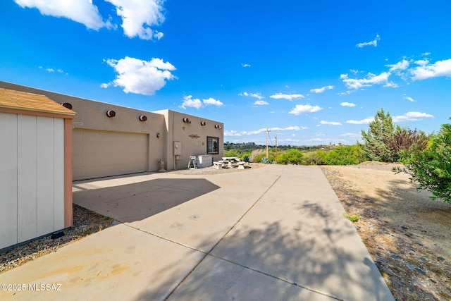 1448 N Calle Futura, Oracle, AZ 85623 - view of yard featuring driveway and an attached garage