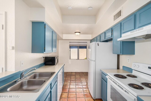 7916 E Colette Cir Unit 51, Tucson, AZ 85710 - kitchen featuring white appliances, blue cabinets, a sink, and light countertops