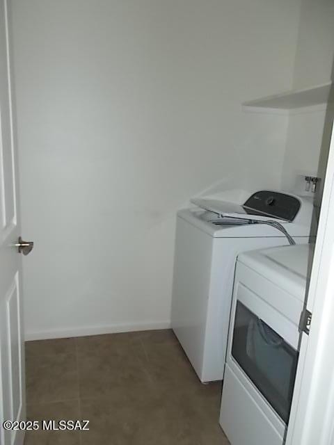 902 W Calle Tipoy, Sahuarita, AZ 85629 - laundry area with washer and dryer, baseboards, and light tile patterned floors