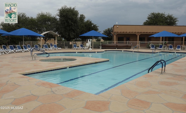 1248 W Via Cerro Colorado, Sahuarita, AZ 85629 - community pool with a community hot tub and a patio
