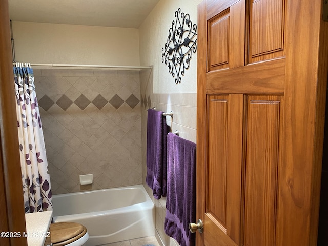 1117 S Carnegie Dr, Tucson, AZ 85710 - full bath featuring shower / tub combo with curtain, vanity, and a textured wall