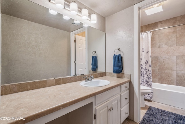 625 S Prudence Rd Apt 201, Tucson, AZ 85710 - full bathroom featuring toilet, vanity, shower / tub combo, and a textured wall