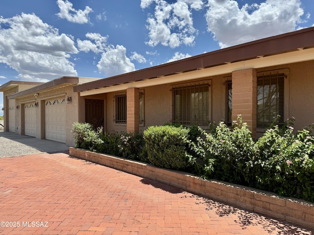 7621 N Placita De Los Amigos, Tucson, AZ 85704 - view of front of home with driveway, stucco siding, and an attached garage