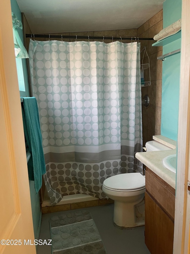 1094 N Pomerene Rd, Benson, AZ 85602 - full bath featuring toilet, vanity, and curtained shower