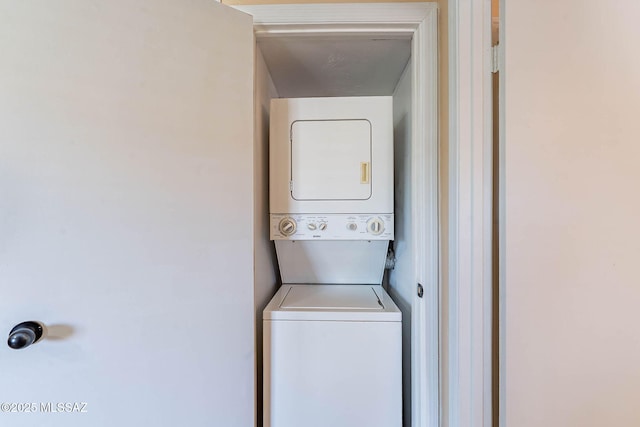 503 S Paseo Lobo Unit A, Green Valley, AZ 85614 - washroom featuring stacked washer / drying machine