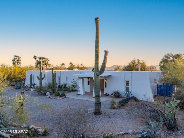 5015 N Via Condesa, Tucson, AZ 85718 - mid-century home with stucco siding