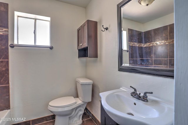 1125 W Huron St, Tucson, AZ 85745 - full bath featuring tile patterned floors and a tub to relax in