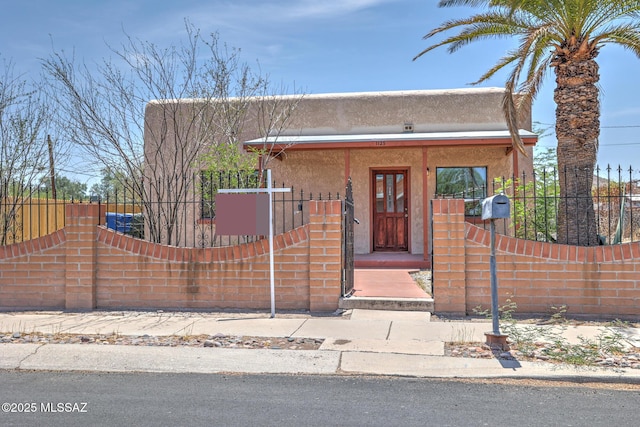 1125 W Huron St, Tucson, AZ 85745 - view of front facade featuring stucco siding and a fenced front yard
