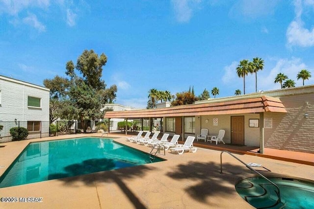 8450 E Old Spanish Trl Unit 152, Tucson, AZ 85710 - community pool with a patio
