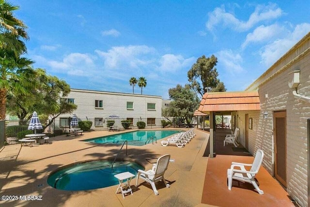 8450 E Old Spanish Trl Unit 152, Tucson, AZ 85710 - community pool with a community hot tub and a patio